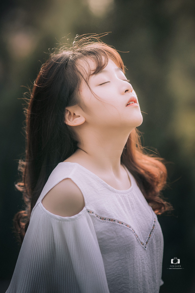 Cô bạn chứng minh con gái Việt chẳng cần ăn mặc cầu kì, cứ diện áo dài trắng là auto xinh